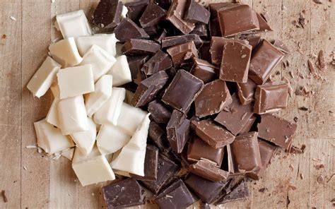 illustration de coupes montrant les couches chocolat blanc, lait et noir