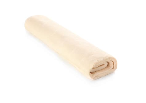 Pâte feuilletée crue étalée en rectangle