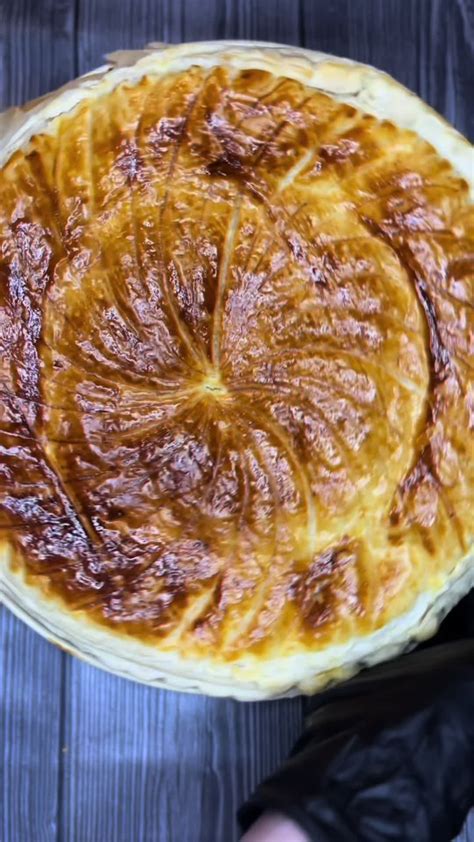 Pâte feuilletée dorée et gonflée sortant du four