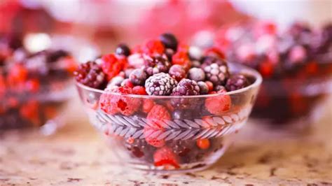 fruits rouges colorés dans un bol