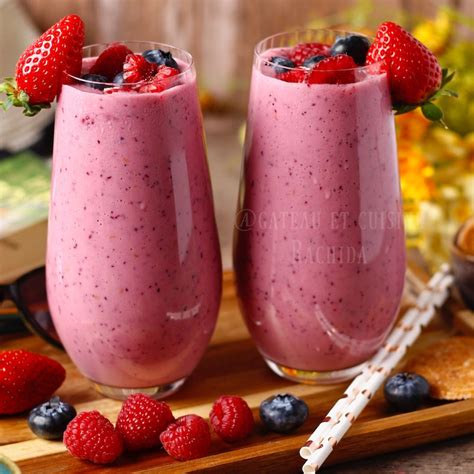 verres de smoothie aux fruits rouges décorés