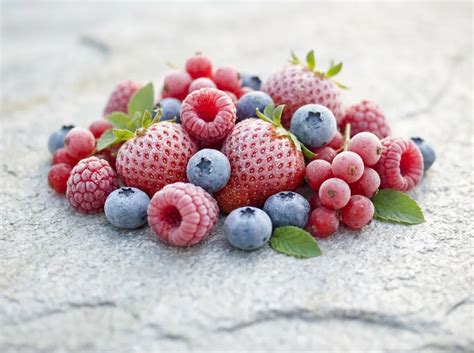 variété de fruits rouges frais et surgelés