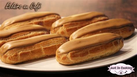 Éclairs au café en cours de glaçage