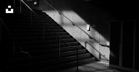La cage d'escalier sombre du lycée