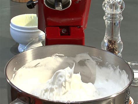 Blancs en neige bien fermes pour la dacquoise