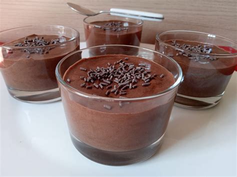 Préparation de la crème anglaise pour la mousse au chocolat