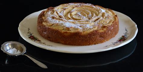 Gâteau aux pommes et mascarpone sortant du four