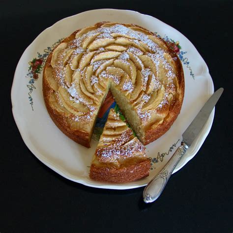 Tranches de gâteau aux pommes et mascarpone avec une boule de glace