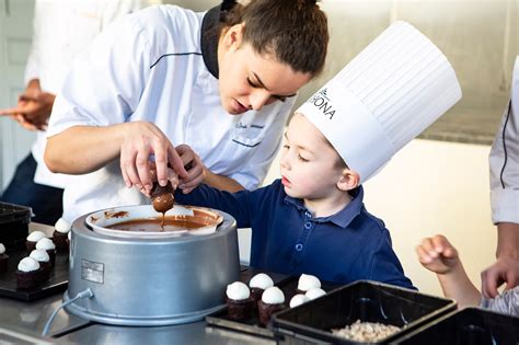 Artisans pâtissiers travaillant le chocolat