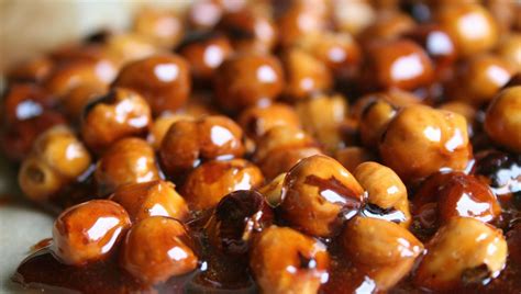 Noisettes et amandes caramélisées pour la fabrication de pralines