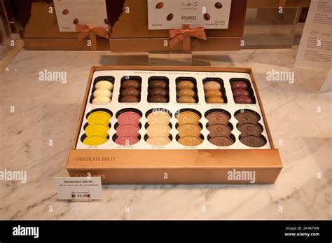 Vue d'une vitrine de chocolats et pralines artisanales