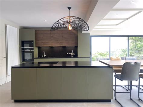 Enchâssement parfait d'un parquet dans une cuisine avec îlot central