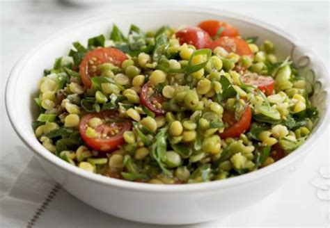 Vue rapprochée de la salade de pois cassés, mettant en évidence la fraîcheur des ingrédients