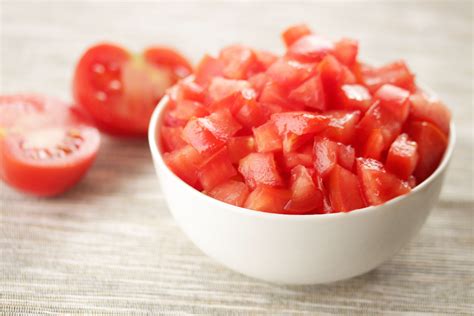 Tomates coupées en dés pour une préparation