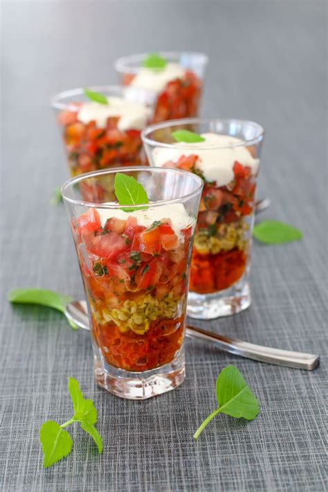 Verrine avec couches distinctes de tomate et de chèvre