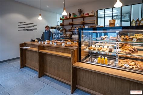Intérieur d'une boulangerie artisanale avec des pains et pâtisseries exposés
