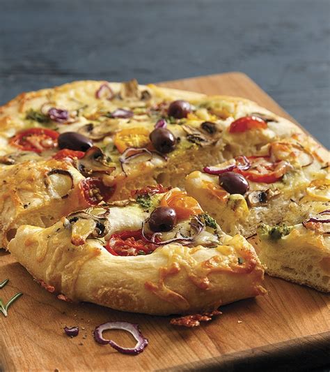Vue rapprochée d'une focaccia garnie, avec des ingrédients frais
