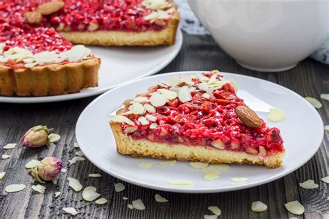 Tarte aux pralines coupée en part