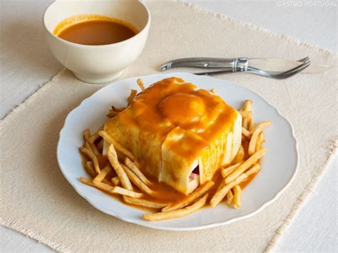 Bol de sauce onctueuse et épicée pour francesinha