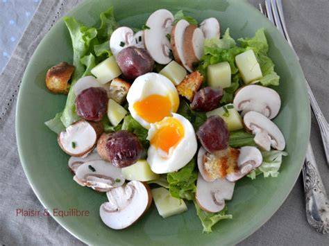 Infographie: schéma de dressage d'une salade œufs mollets avec assaisonnements et quarts de jaune