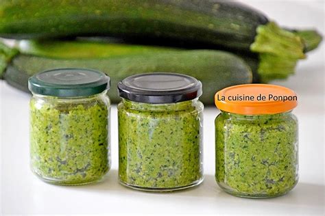 Bol de pesto de courgettes et fleurs de courgette avec des pâtes