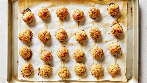 Boulettes dorées sortant du four sur plaque de cuisson