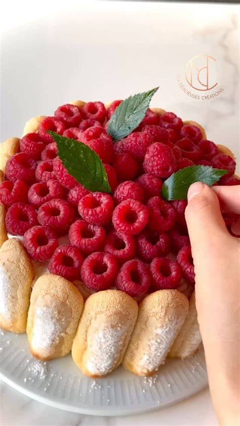 Gros plan des ingrédients: génoise, fruits rouges, mascarpone