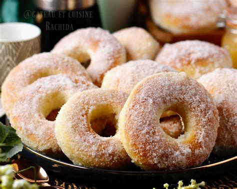 Bol de pâte à beignet avec des feuilles vertes et des piments