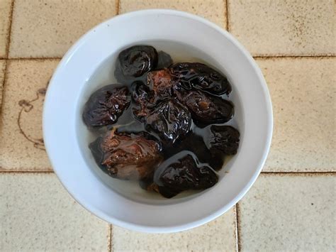 Pruneaux macérant dans du rhum