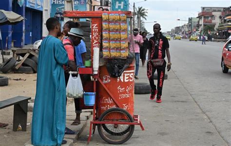 Un vendeur de café ambulant parlant à un homme d'affaires