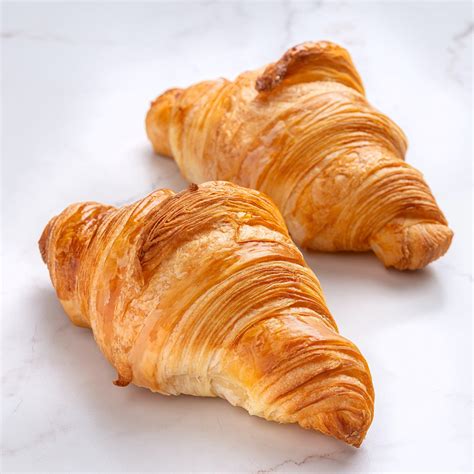 Un croissant au beurre doré et feuilleté