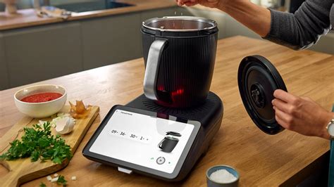 Bol du Thermomix avec le rougail en cours de cuisson