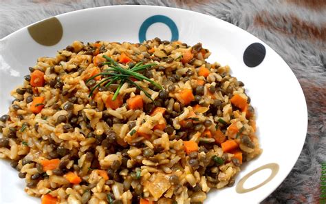 Assortiment de riz, lentilles et achards