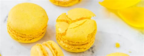Citrons frais et macarons au citron disposés artistiquement