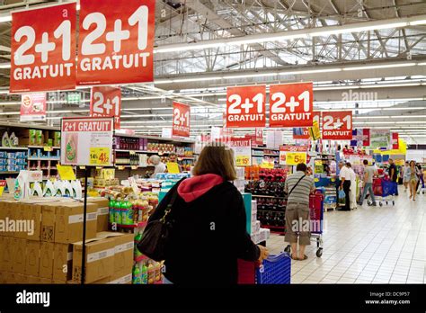 Intérieur d'un supermarché Carrefour avec un espace traiteur et un bar à salades