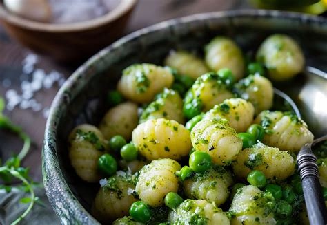 Bol de gnocchis frais avec des petits pois et du jambon
