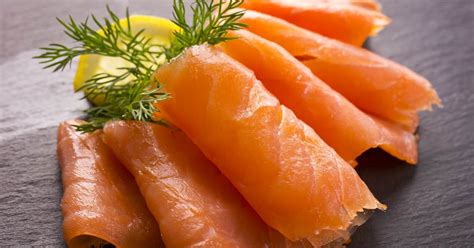Assortiment de plats avec du saumon fumé