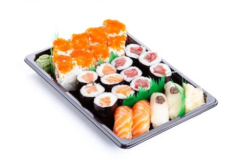 Plateau de sushis et makis au saumon fumé