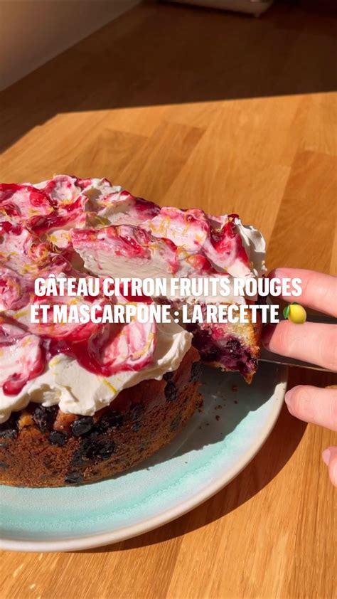 Gâteau au citron et fruits rouges avec glaçage mascarpone