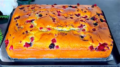 Moule à gâteau avec pâte et fruits rouges