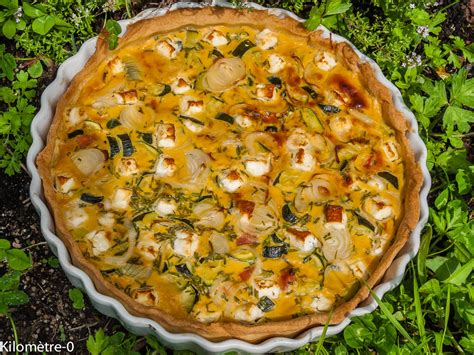 Une quiche aux courgettes, jambon blanc et chèvre coupée en part