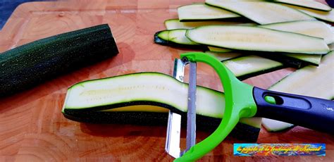 Lamelles de courgettes coupées finement avec une mandoline