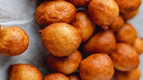 Gros plan sur un beignet de Gruyère doré et croustillant