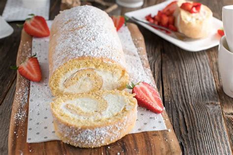 Garniture de gâteau roulé avec de la crème et des fruits