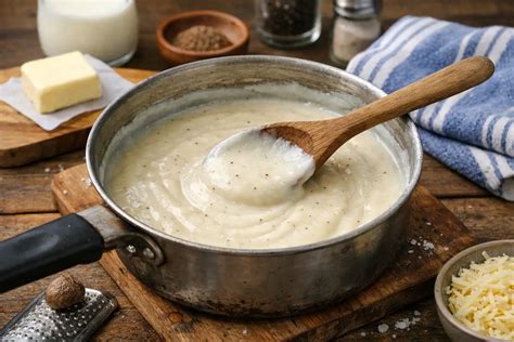 Sauce béchamel onctueuse dans une casserole