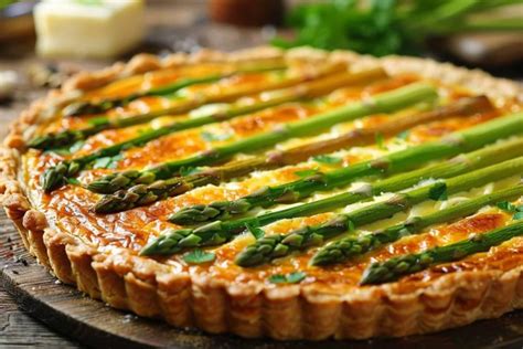 Plat de tarte aux asperges et jambon gratiné