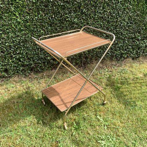 Exemple de desserte roulante pliante vintage typique des années 60-70, avec plateau et petite tablette et roulettes.