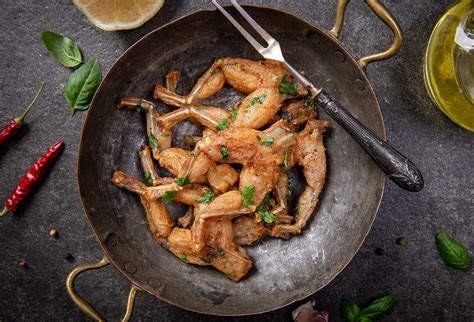 Cuisses de grenouilles dans une poêle avec de la persillade