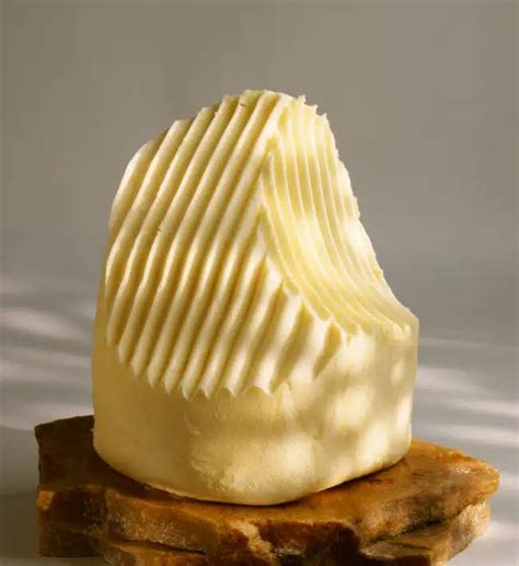 Vue rapprochée d'une motte de beurre cru doré