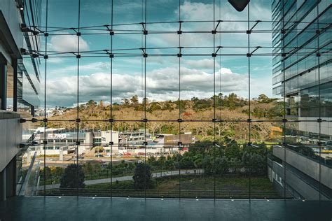Vue de l'atelier de fabrication à travers une vitre